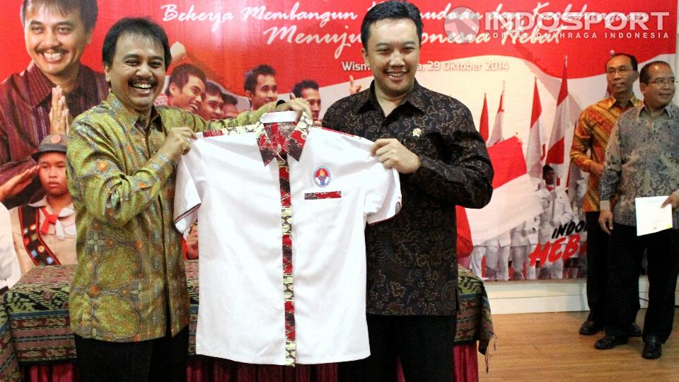 Roy Suryo menyerahkan sejumlah berkas, termasuk seragam di lingkungan Kemenpora kepada Imam Nahrawi.